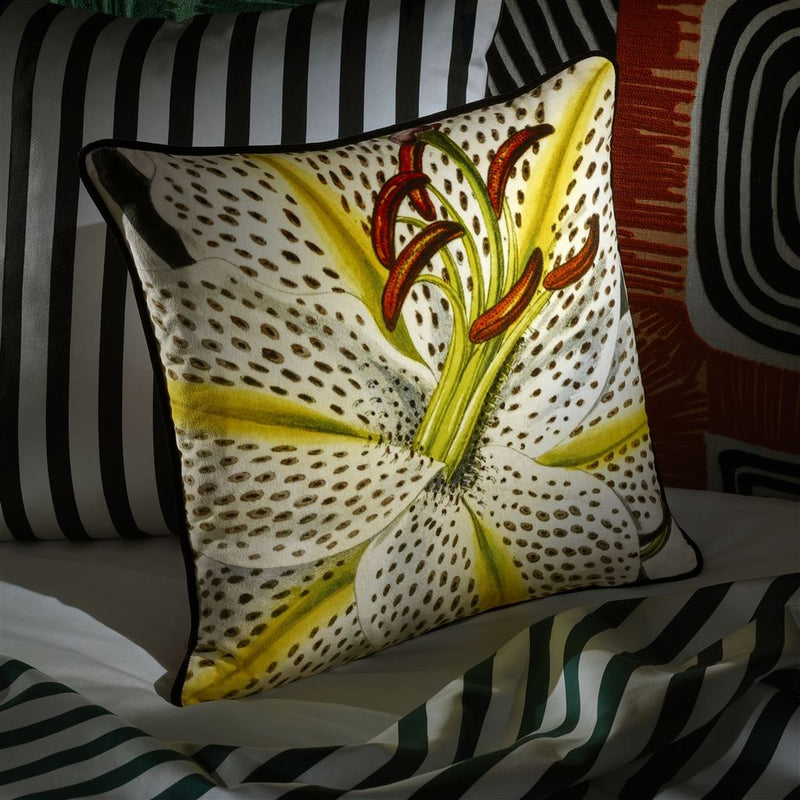 FLOWERED CRAIE DECORATIVE PILLOW