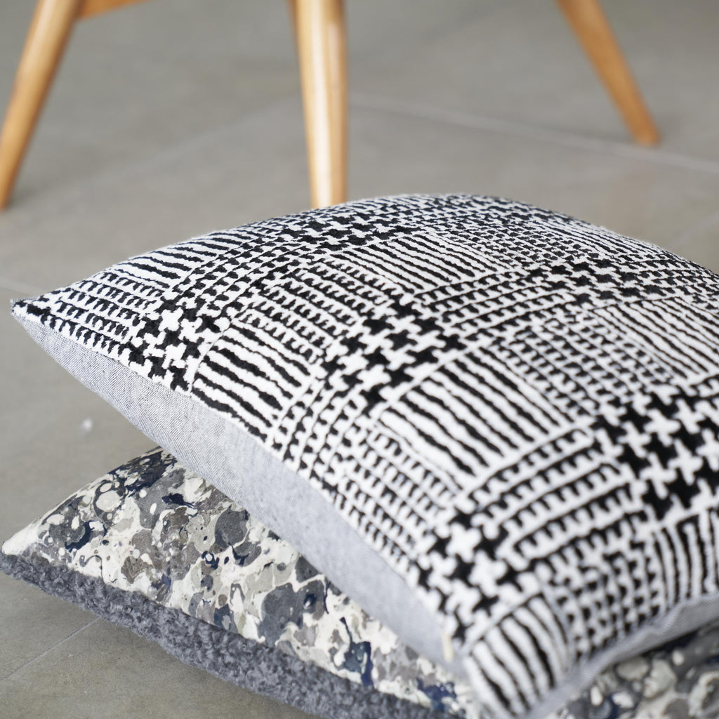 QUALUZ NOIR DECORATIVE PILLOW