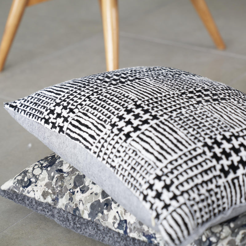 QUALUZ NOIR DECORATIVE PILLOW